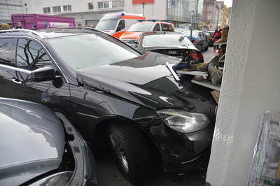 Esslingen: Pkw schiesst von Parkplatz, ueberfaehrt Fussgaenger, schiebt mehrere Autos zur Seite und landet in Schaufenster